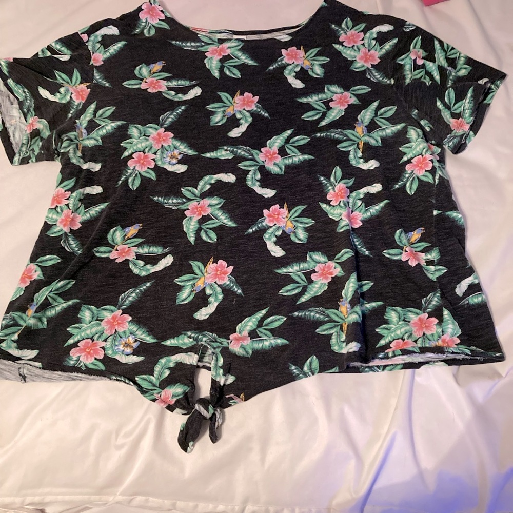 Old navy T shirt with bird and flower print